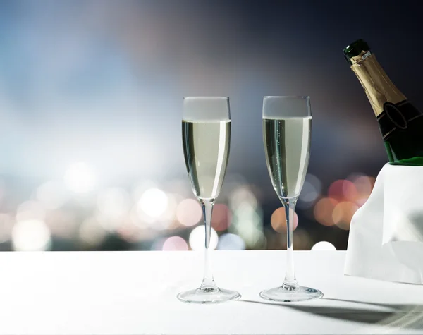 Copas de champán y ciudad de noche — Foto de Stock