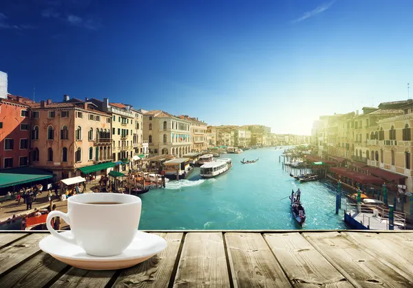 Café en la mesa y Venecia al atardecer, Italia — Foto de Stock