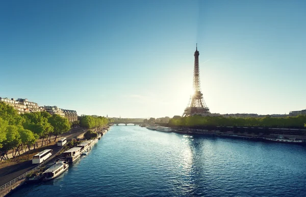 Tour Eiffel à l'heure du lever du soleil — Photo