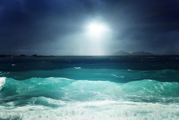 Donkere hemel en zee van eiland la digue, Seychellen — Stockfoto