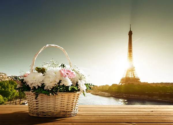 Květiny v košíku a eiffel tower, Paříž — Stock fotografie