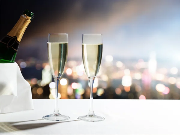 Bicchieri di champagne e città di notte — Foto Stock