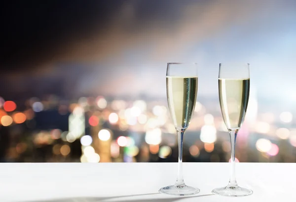 Şampanya bardağı ve gece şehir — Stok fotoğraf