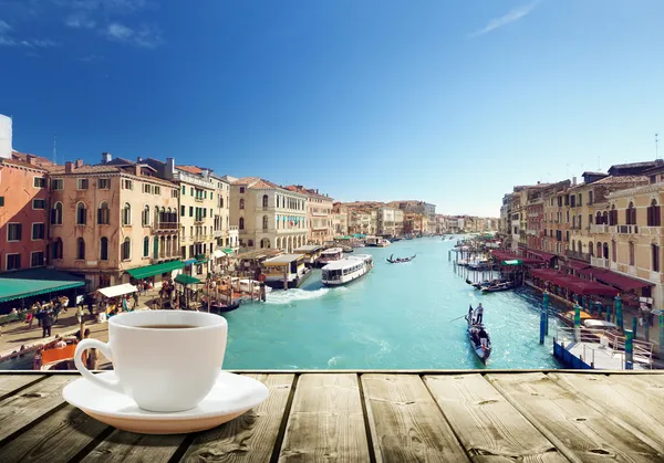 Café en la mesa y Venecia al atardecer, Italia — Foto de Stock
