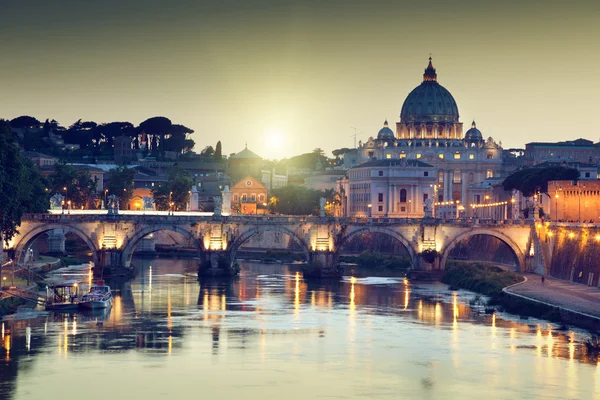 Vista sul Tevere e sulla Basilica di San Pietro in Vaticano — Foto Stock
