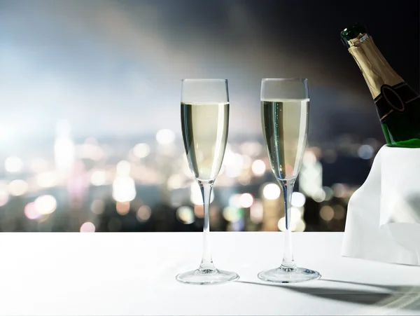 Bicchieri di champagne e città di notte — Foto Stock