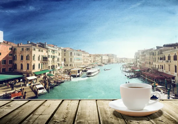 Кофе на столе и Веничка на закате, Италия — стоковое фото