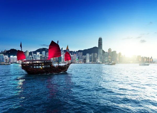 Gün batımında Hong Kong Limanı