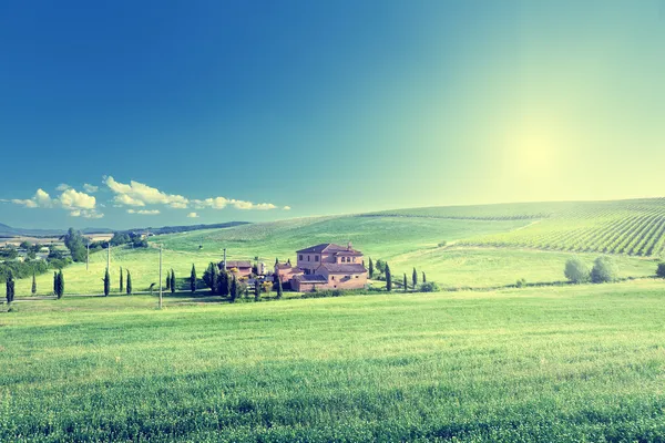 Paisaje en Toscana con casa de campo típica, Italty Fotos De Stock Sin Royalties Gratis