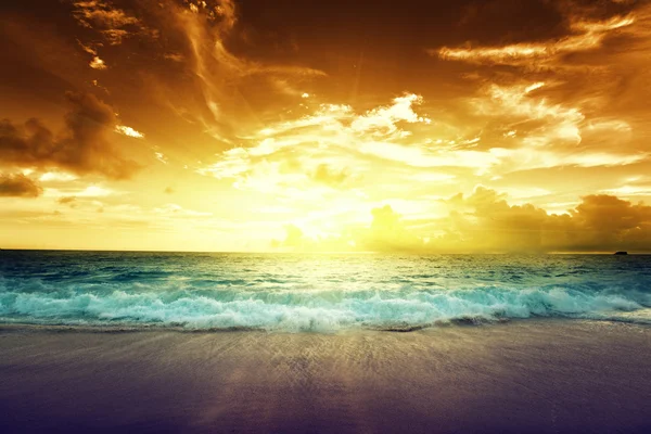 Pôr do sol na praia das Seychelles — Fotografia de Stock