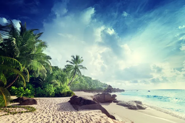 Tramonto sulla spiaggia delle Seychelles — Foto Stock