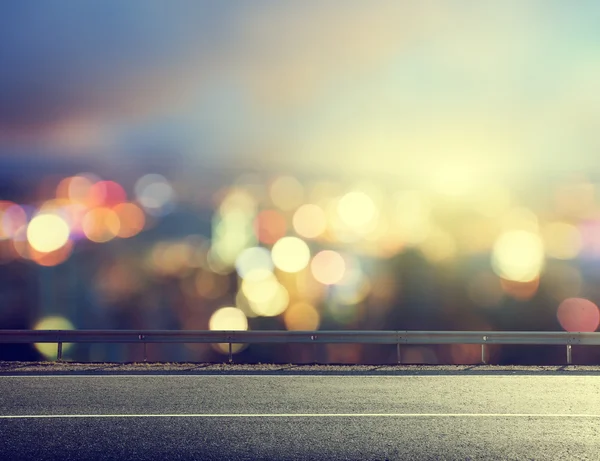 yol asfalt ve bulanık modern şehir