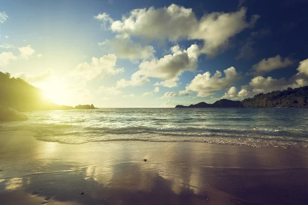 Pôr do sol na praia tropical, ilha de Mahe, Seychelles — Fotografia de Stock