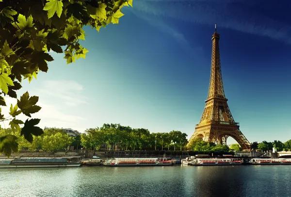 Sena en París con Torre Eiffel — Foto de Stock