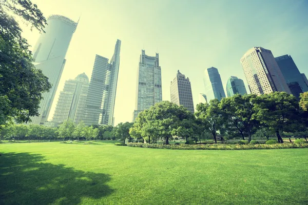 Park w centrum handlowym Lujiazui, Szanghaj, Chiny — Zdjęcie stockowe