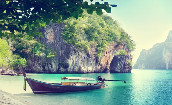 Bateau long sur l'île en Thaïlande — Photo