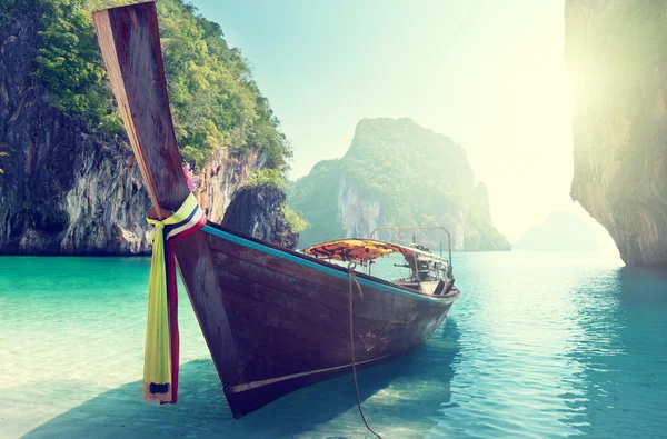 Barca e isole nel mare andaman Thailandia — Foto Stock