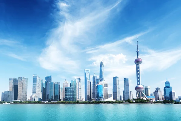 Shanghai skyline en zonnige dag — Stockfoto