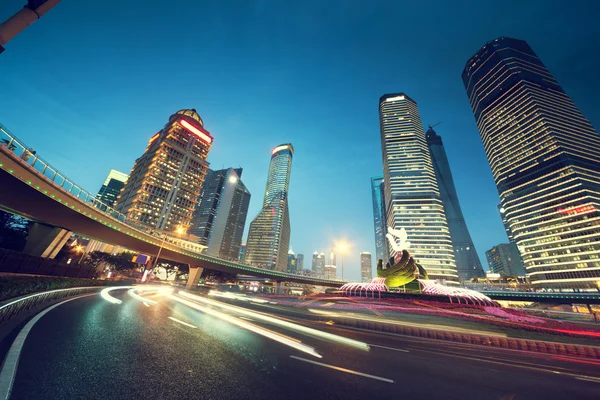 Tráfico nocturno en Shanghai Lujiazui Finance centre —  Fotos de Stock