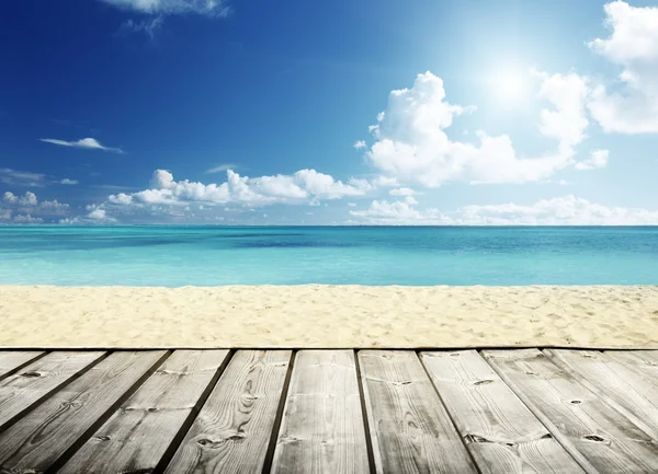 Spiaggia tropicale e piattaforma in legno — Foto Stock