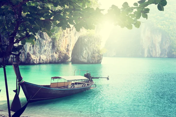 Long boat on island in Thailand — Stock Photo, Image