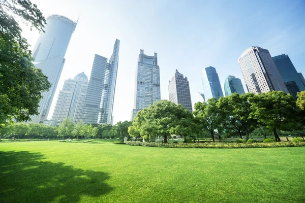 Parc à Lujiazui centre financier, Shanghai, Chine — Photo