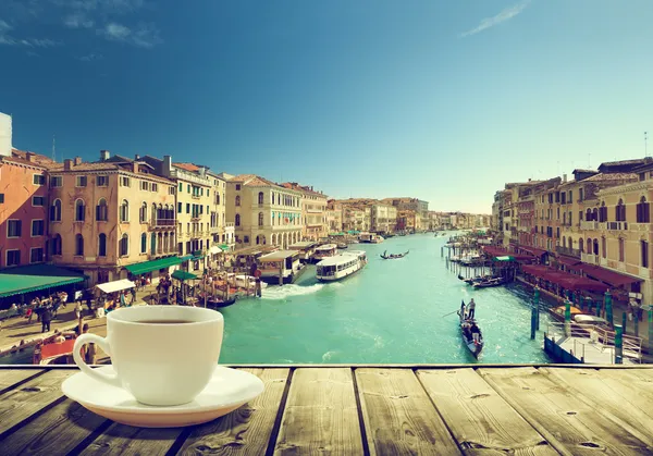 Café na mesa e Veneza na hora do pôr do sol, Itália — Fotografia de Stock