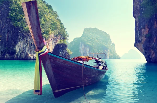 Boot und Inseln im andamanischen Meer Thailand — Stockfoto