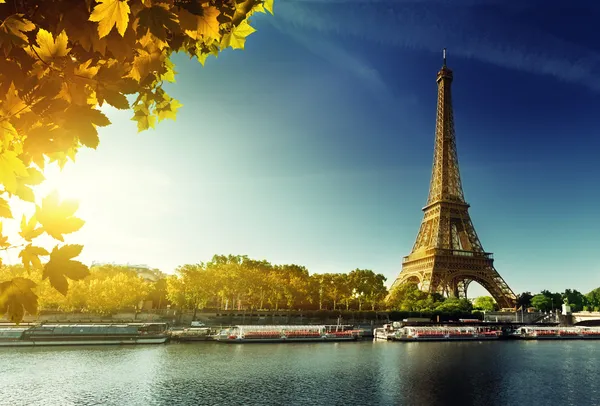 Paris'te Eyfel Kulesi ile sonbahar mevsiminde SEINE. — Stok fotoğraf