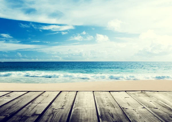 Playa tropical y plataforma de madera — Foto de Stock