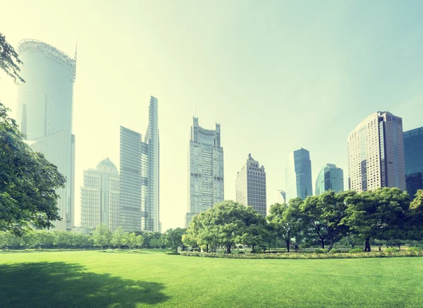 Park i Lujiazui finansiella centrum, Shanghai, Kina — Stockfoto