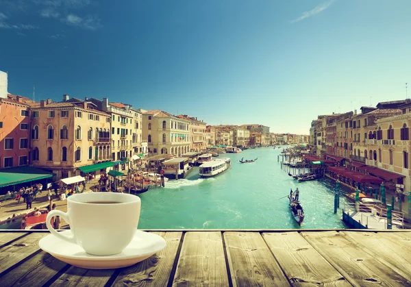 Koffie op tafel en Venetië op zonsondergang tijd, Italië Rechtenvrije Stockfoto's