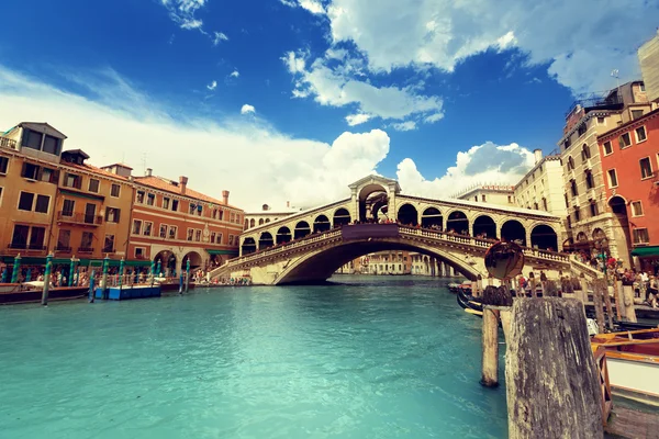 Rialto-Brücke in Venedig, Italien — Stockfoto