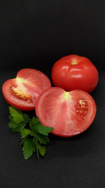 Ωριμάζουν Κόκκινες Ντομάτες Μαύρο Φόντο Οικολογία — Φωτογραφία Αρχείου