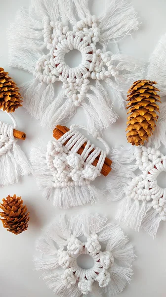 Beyaz arka planda makrome tekniğinde Noel süslemeleri