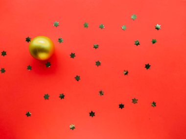 Noel için kırmızı arka planda altın Noel balosu ve pullar