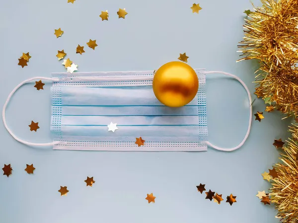 Noel için mavi arka planda altın Noel ağacı topu