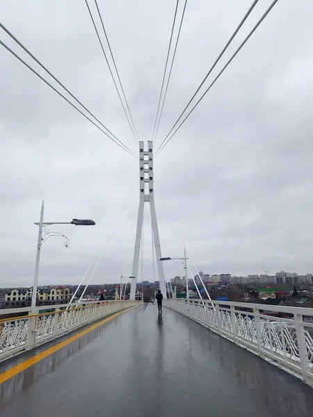 Zawieszony Most Linowy Pochmurną Jesienną Pogodę Deszczu — Zdjęcie stockowe
