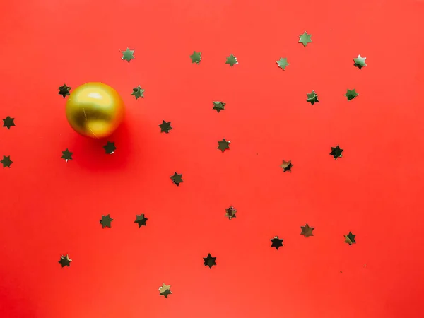 Golden Christmas Boll Och Paljetter Röd Bakgrund För Jul — Stockfoto