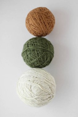 Beyaz arkaplan üzerindeki renkli ipliklerin üst görünümü izole edilmiş  