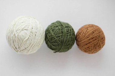 Beyaz arkaplan üzerindeki renkli ipliklerin üst görünümü izole edilmiş  