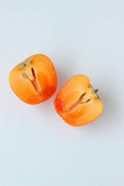 Beyaz arkaplandaki olgun sulu hurma ağacını izole et