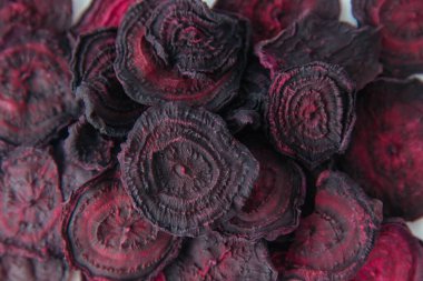 Beyaz arka planda pancar cipsi izole edildi. Sağlıklı beslenme