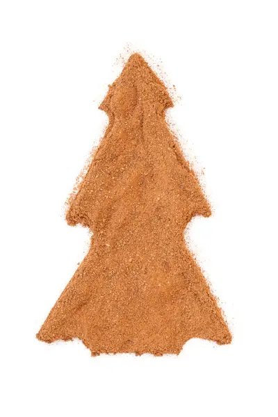 Куча грунтовой корицы, выделенной в форме рождественской елки — стоковое фото
