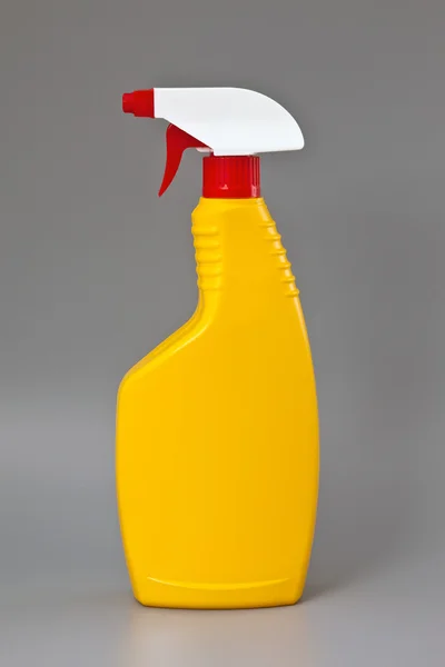 Frasco de spray plástico detergente amarelo isolado em cinza — Fotografia de Stock