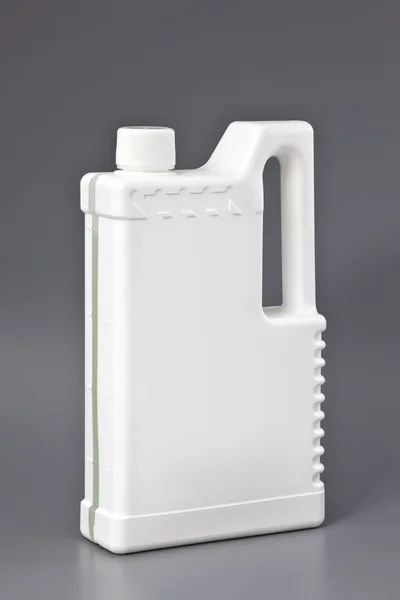 Białe butelki z tworzyw sztucznych detergentów na szarym tle — Zdjęcie stockowe