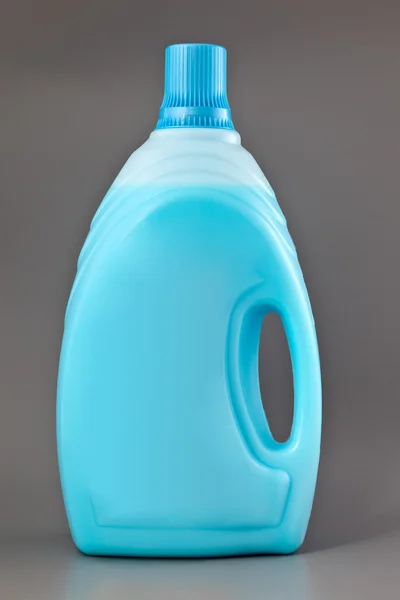 Transparent vaskemiddel plastflaske isoleret på grå - Stock-foto