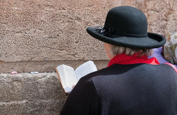 JERUSALEM, ISRAEL - 14 de marzo de 2006: Una mujer reza en el lamento — Foto de Stock