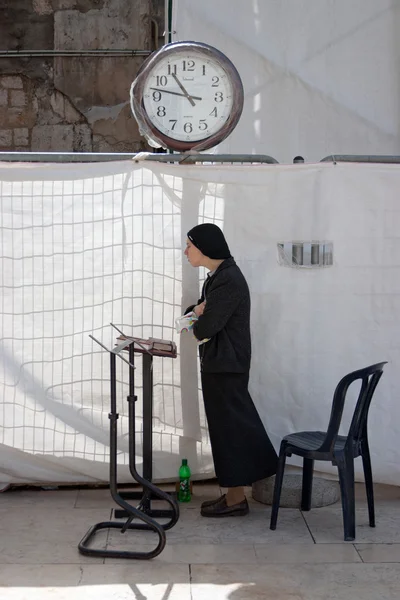 Ιερουσαλήμ, Ισραήλ - 14 Μαρτίου 2006: μια γυναίκα προσεύχεται στο ο θρήνος — Φωτογραφία Αρχείου