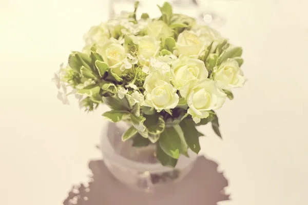 ガラスの花瓶, ビンテージ スタイルの白いバラ. — ストック写真